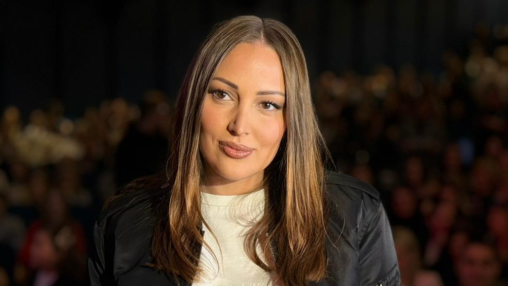 NEPRIJATAN TRENUTAK USRED SPEKTAKLA: Aleksandra Prijović prekinula koncert zbog devojke kojoj je pozlilo u publici (VIDEO) – koncert Aleksandre Prijović u Banjaluci