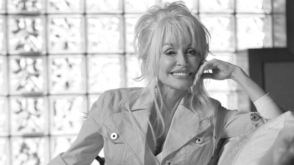 IZ SIROMAŠTVA DO SVETSKE SLAVE: Doli Parton ostavila neizbrisiv trag u muzici i javnom životu (FOTO)
