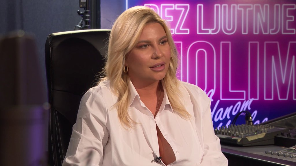 MOĆNA PORUKA DEE ĐURĐEVIĆ ODUŠEVILA FANOVE: Poznata voditeljka odgovorila na komentare povodom prinove (FOTO)