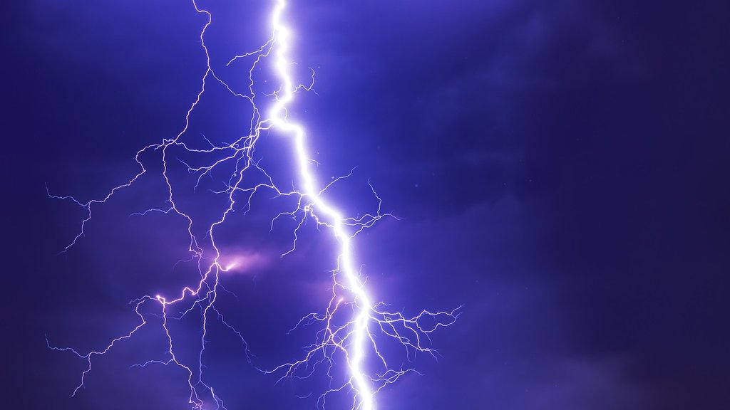 Oluja sa grmljavinom pogodila Poreč, munja udarila u more tokom nevremena – udar munje u more
