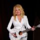 PORODICA JE PODELILA TUŽNU VEST: Preminula je legendarna kantautorka Doli Parton, fanovi se opraštaju – smrt Doli Parton