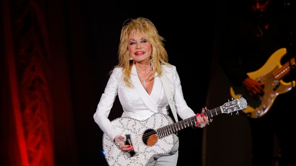 PORODICA JE PODELILA TUŽNU VEST: Preminula je legendarna kantautorka Doli Parton, fanovi se opraštaju – smrt Doli Parton