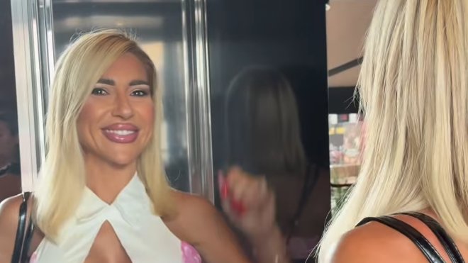 POSLE OPERACIJE SVEGA NEKOLIKO DANA: Jovana Jeremić pokazala kako sada izgleda u haljini sa prorezom (FOTO) – Jovana Jeremić pokazala silikone