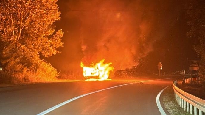 Požar na auto-putu ka Nišu: Vozilo planulo kod Velike Plane, saobraćaj usporen