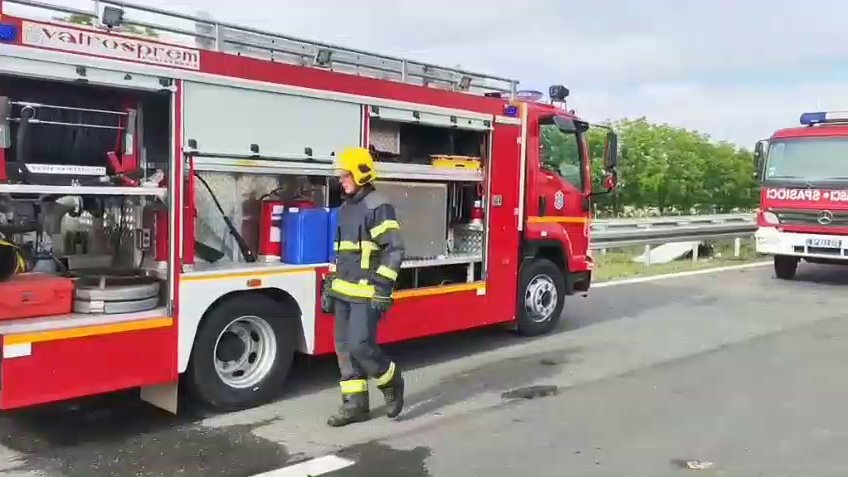 Požar u magacinu u Novom Sadu: Eksplozija prethodila vatri, dvoje povređeno