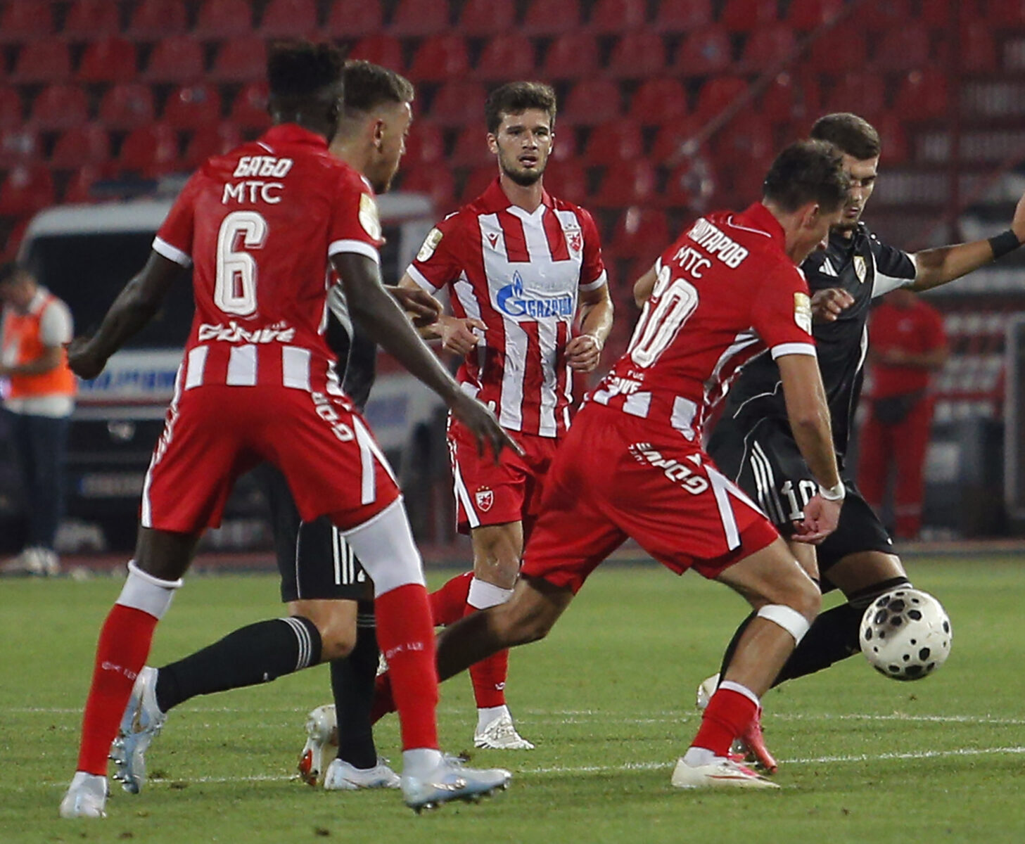 The match of the 6th round of the Mozzart Super League of Serbia between FK Crvena zvezda and FK Cukaricki was played at the Rajko Mitic stadium. Utakmica 6. kola Mozzart Super lige Srbije izmedju FK Crvena zvezda i FK Cukaricki odigrana je na stadionu Rajko Mitic.