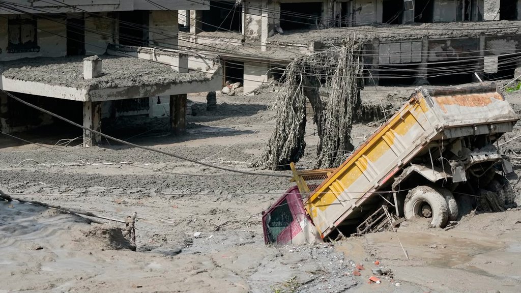 Bujične poplave na granici Nepala i Kine odnose više od 150 života
