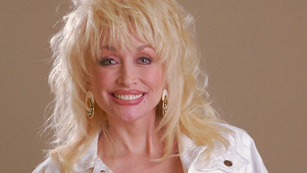 DIRLJIVO SAOPŠTENJE PORODICE DOLI PARTON: Otkriven zvaničan uzrok smrti poznate pevačice kantri muzike – uzrok smrti Doli Parton