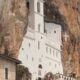 Drama u manastiru Ostrog: Kolevka pala sa stene, monasi i vernici u šoku zbog bebe