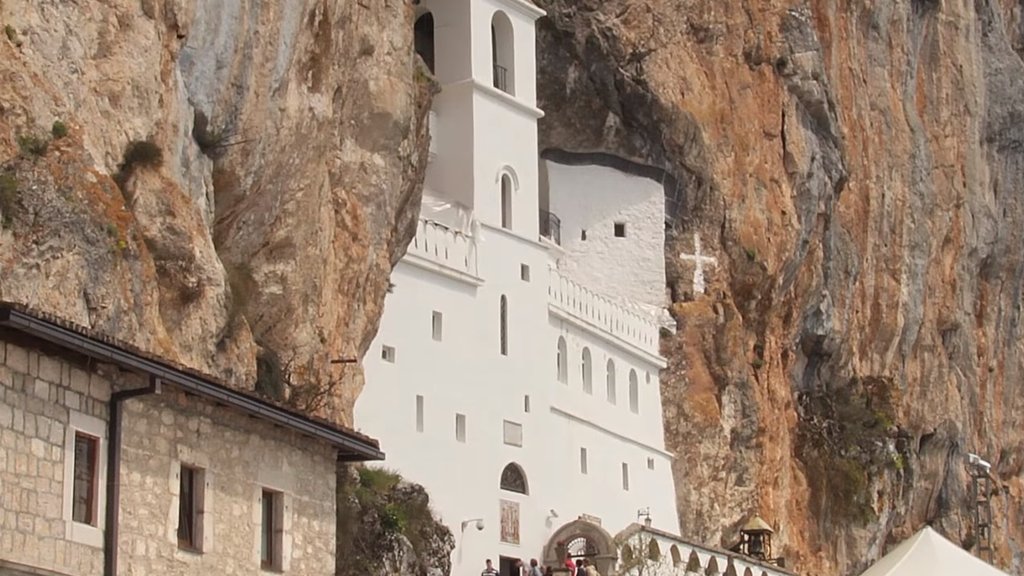 Drama u manastiru Ostrog: Kolevka pala sa stene, monasi i vernici u šoku zbog bebe