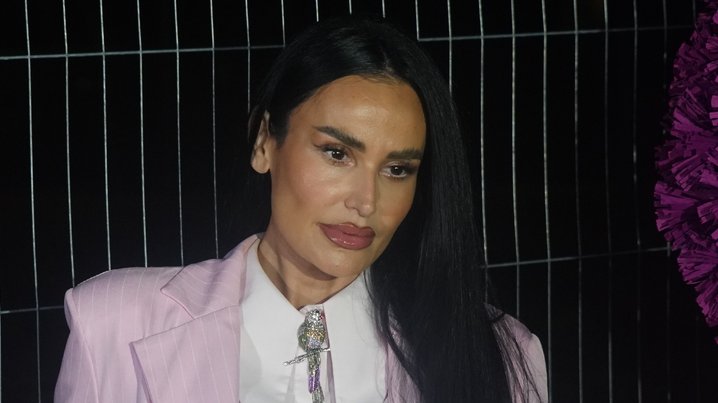 INDI OTVORILA DUŠU O PORODIČNIM GUBICIMA: Pevačica priznala kroz kakve tragedije je prošla (FOTO) – porodične tragedije Indira Aradinović