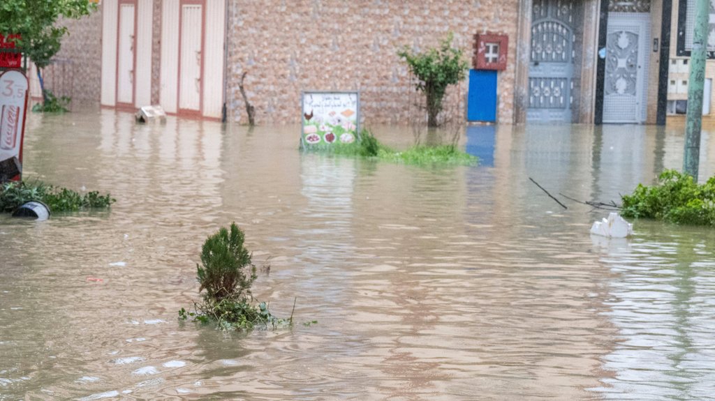 Poplava u Nepalu odnela sela, 17 stradalih i 400 nestalih na granici s Tibetom (VIDEO)