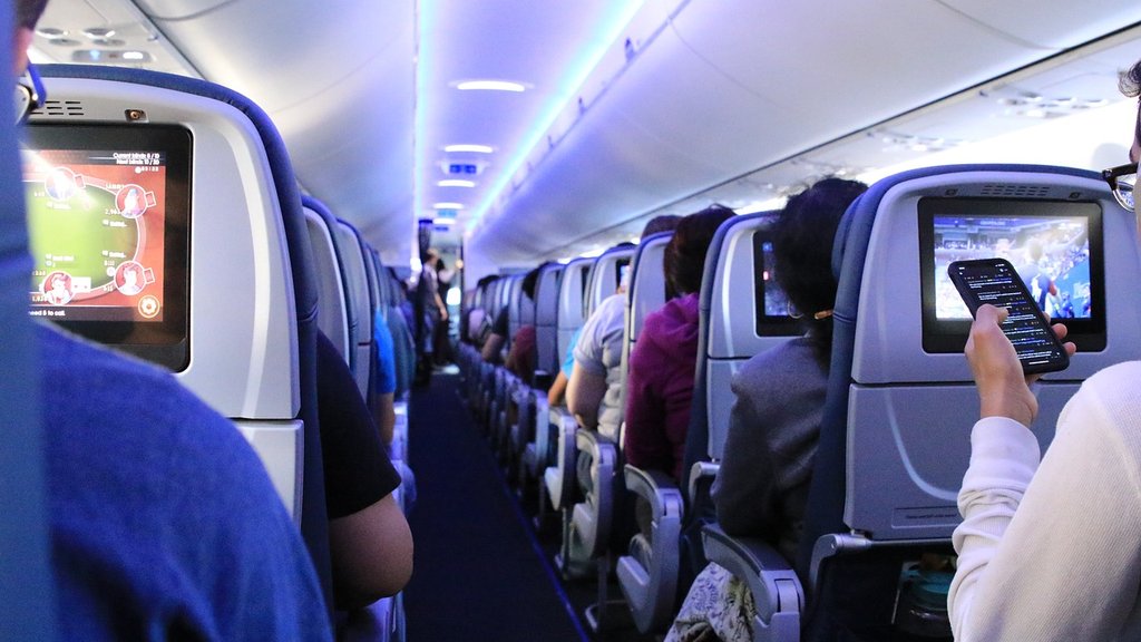 Avion kompanije Ameriken erlajnsu Čikagu pretrpeo pucanje dve gume pred poletanje – pucanje guma na avionu