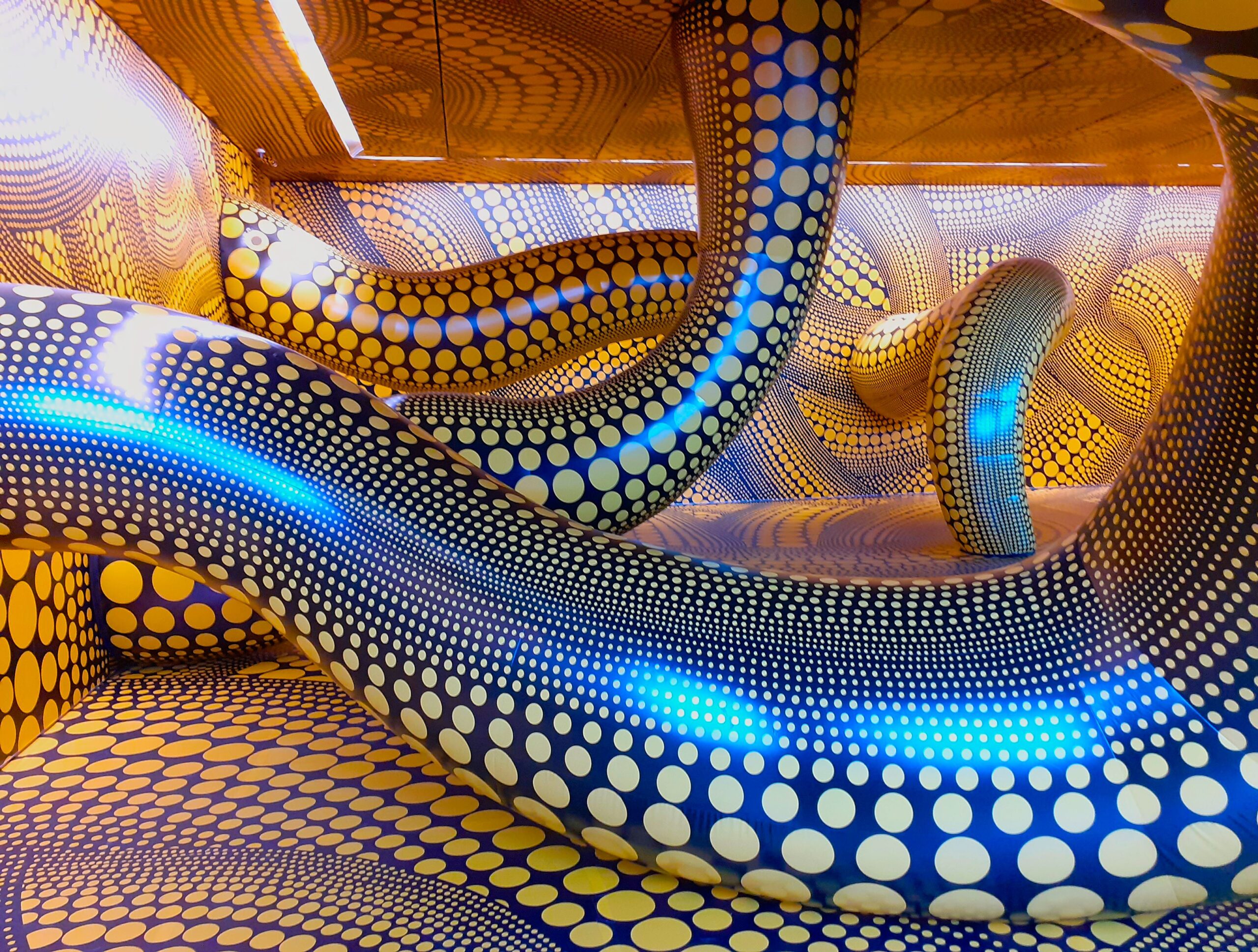 Preminula Yayoi Kusama, japanska umetnica poznata po polka tačkama – Yayoi Kusama umetnost