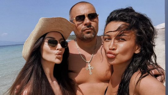 RETKO OPUŠTENO IZDANJE NA PLAŽI: Katarina Živković i Andreana Čekić sa menadžerom uživaju daleko od scene (FOTO) – letovanje Katarine Živković i Andreane Čekić