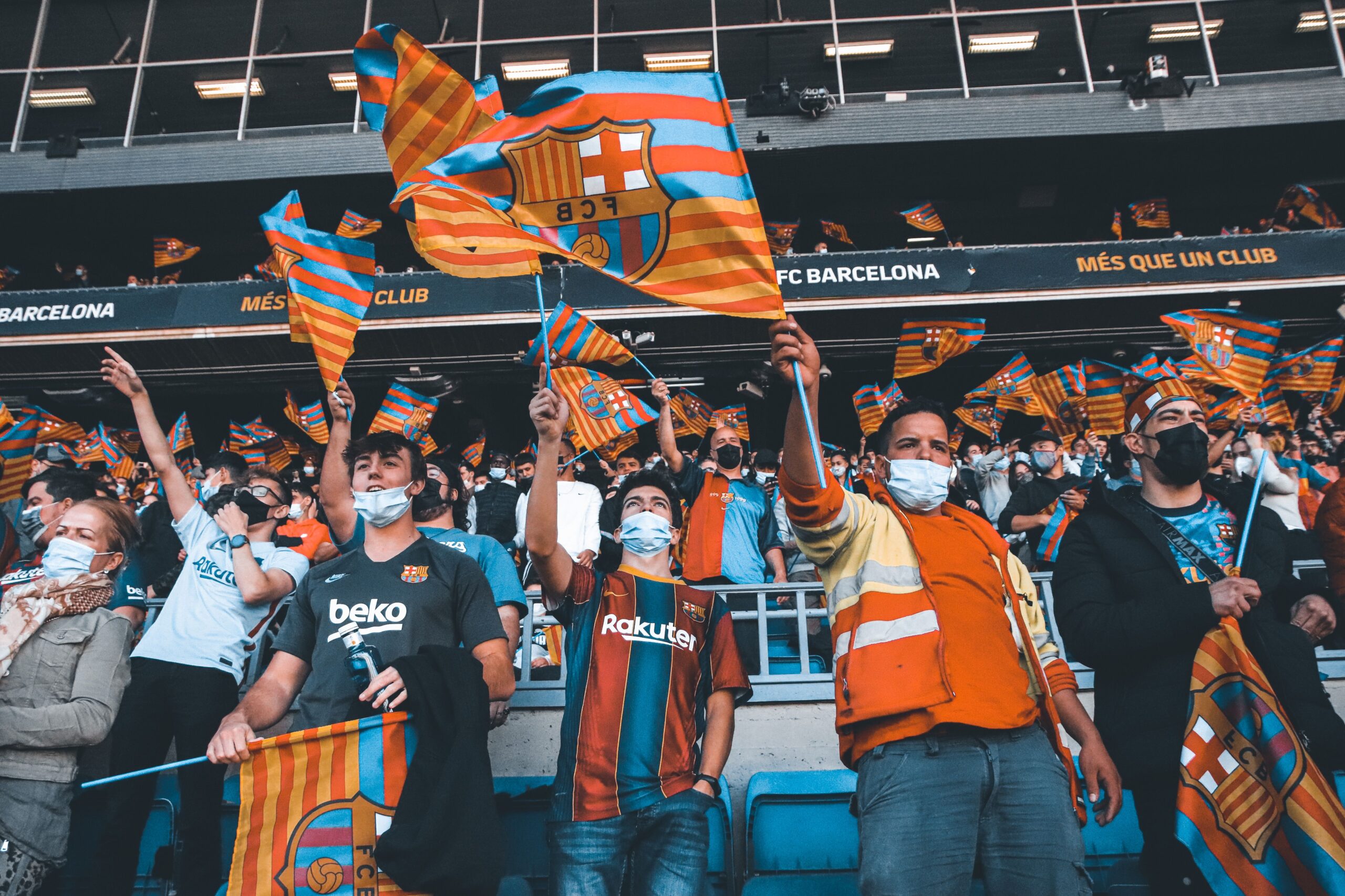 Spektakularan korteo Grobara pred meč Partizana i Hetafea: Baklje, pesma i crno-bele zastave kod stadiona