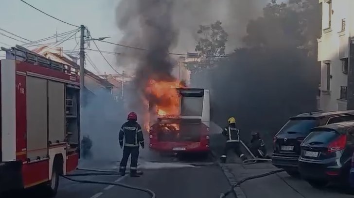 Sudar autobusa i motora u Barajevu: Dvoje teško povređeno, saobraćaj otežan