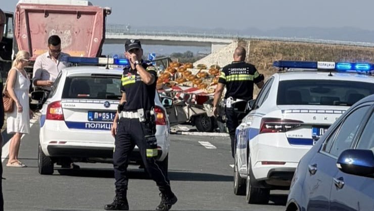 Teška nesreća u Šimanovcima: Smrskani automobili i prevrnut krov na putu