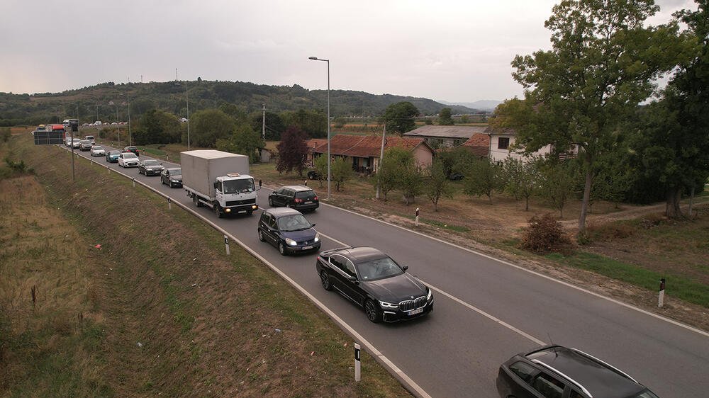 Upozorenje za vozače tokom letnjih gužvi: Kolone i umor povećavaju rizik na putu – vožnja u koloni
