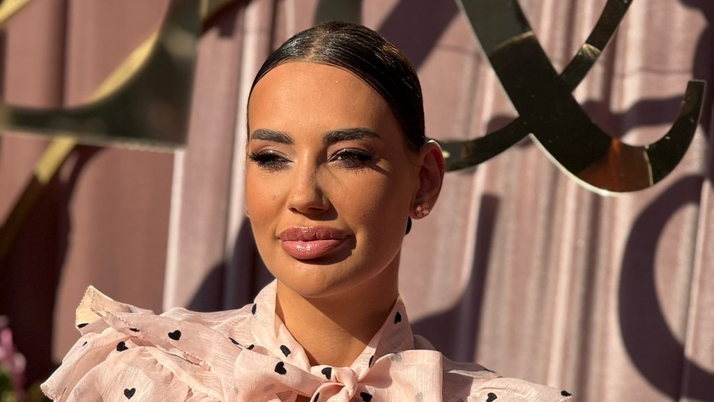 ZAVIDNA FORMA NA PLAŽI: Katarina Grujić u minijaturnom bikiniju pokazala figuru na crnogorskom primorju (VIDEO)