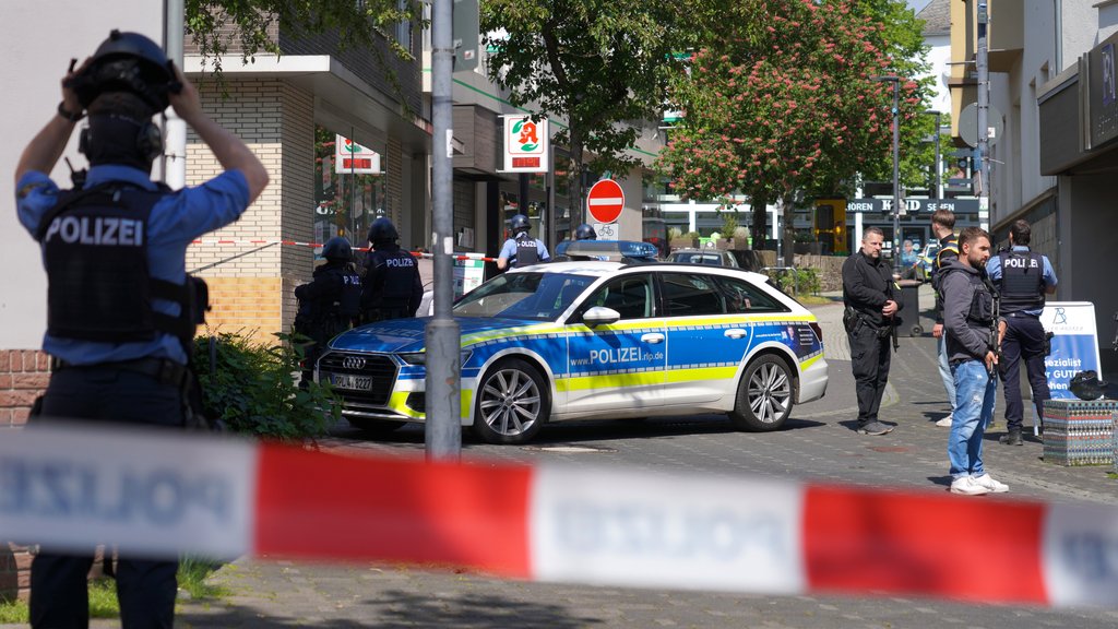 Dečak ispao kroz prozor u Dortmundu, majka skočila za njim