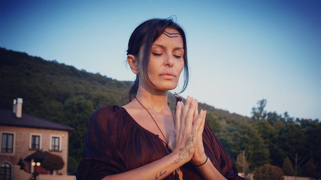 ELENA KARAMAN PODELILA DIRLJIVU PORUKU: Dizajnerka se oprostila od svog vernog psa Jode (FOTO) – Elena Karaman Instagram