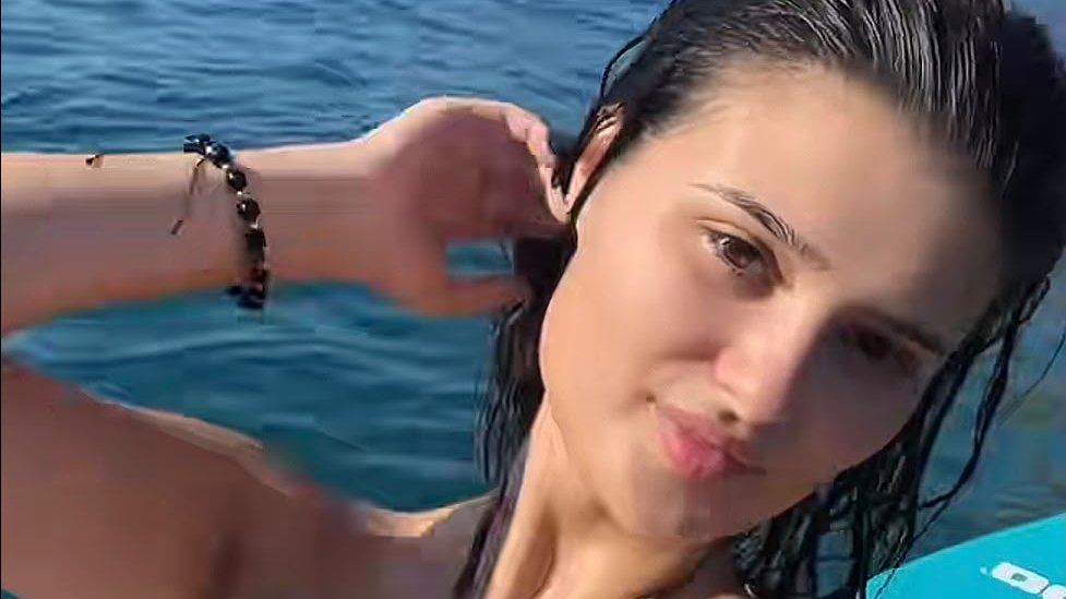 KAKO JE KRISTINA DŽULIJEN PRIVUKLA PAŽNJU NA PLAŽI: Ćerka Jane Todorović pokazala prirodan izgled u upečatljivom kupaćem (FOTO) – Kristina Džulijen na letovanju