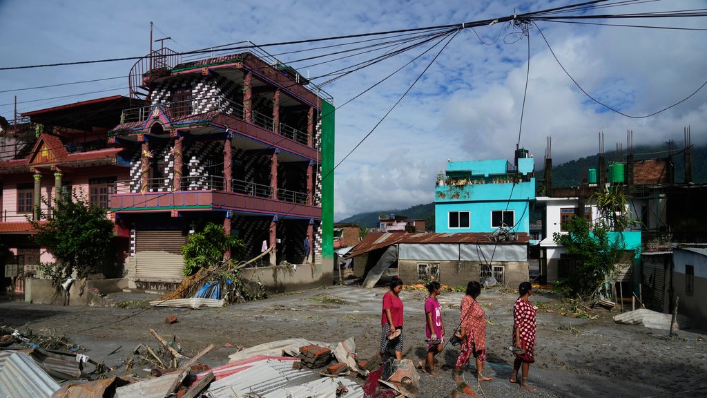 Kineski premijer Li Čijang pozvao na maksimalne napore u potrazi za nestalima u poplavama u Nepalu – potraga za nestalima u poplavama