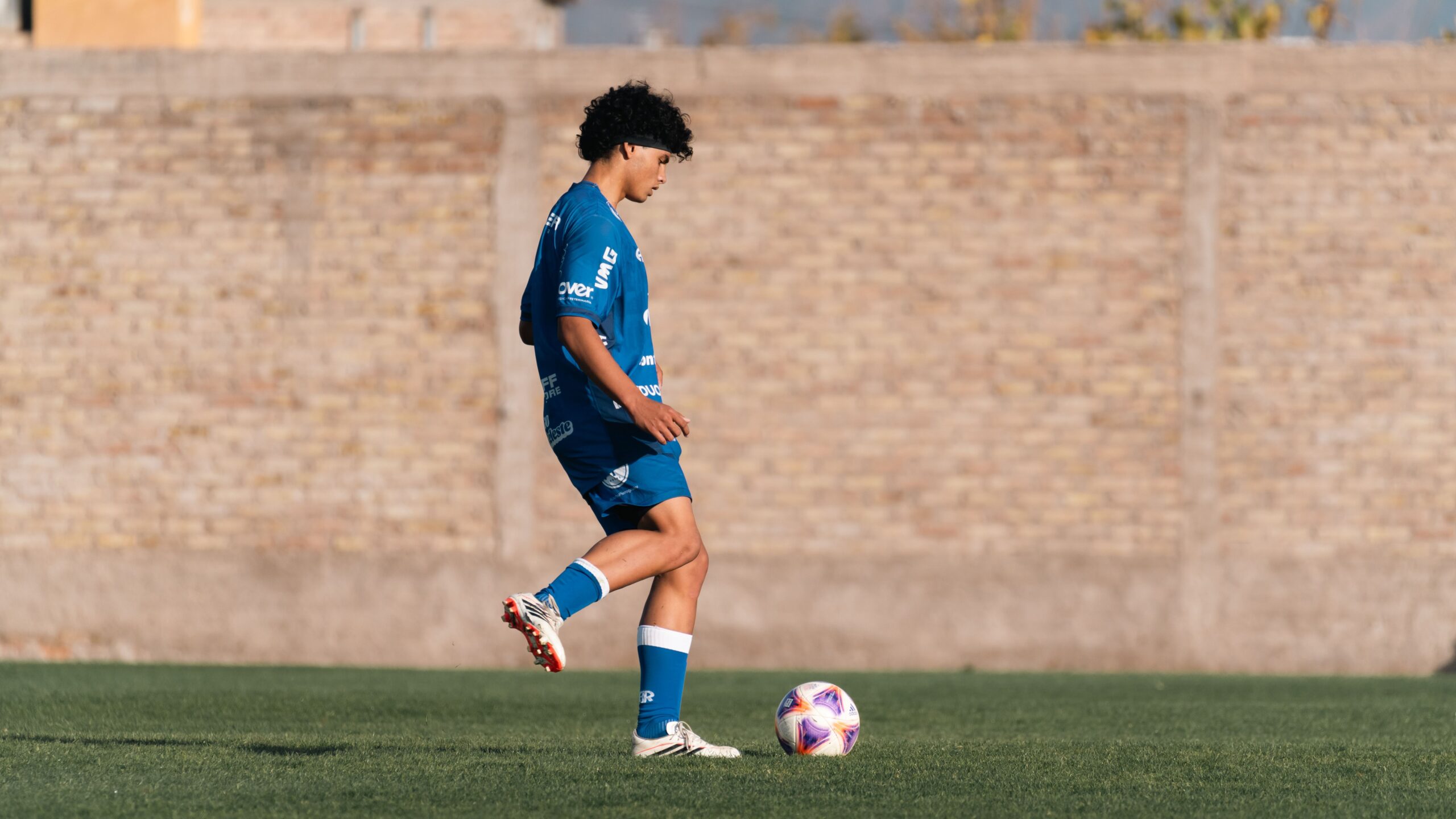 Marbella FC predstavio dresove za sezonu 2026/27: Nova kolekcija sa upečatljivom pink nijansom – Marbella FC novi dresovi