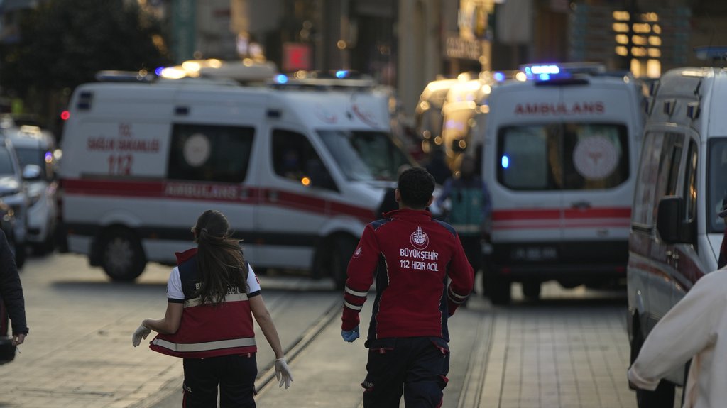 Oluje i kiše u Istanbulu izazvale saobraćajne nesreće i povrede deset osoba