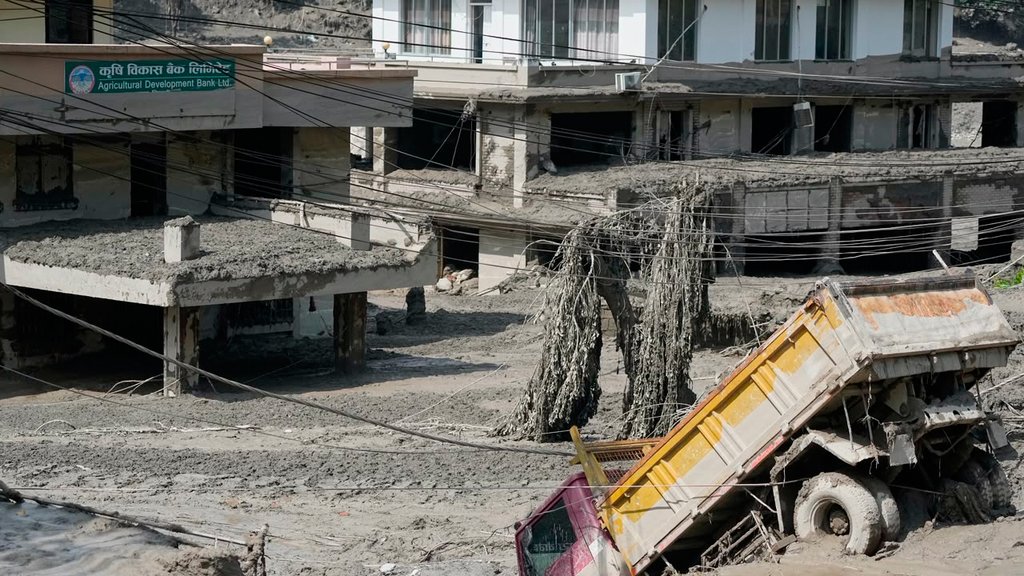 Poplavni talas u Nepalu nakon pucanja brane na kineskoj granici