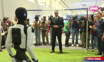 Aleksandar Vučić odbranio penal robota u Šapcu tokom demonstracije – robotski fudbaler u Šapcu