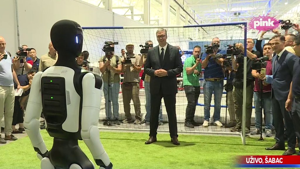 Aleksandar Vučić odbranio penal robota u Šapcu tokom demonstracije – robotski fudbaler u Šapcu