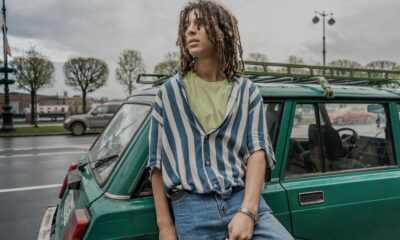 Bakine farmerke vraćaju retro šik na jesenjoj modnoj sceni