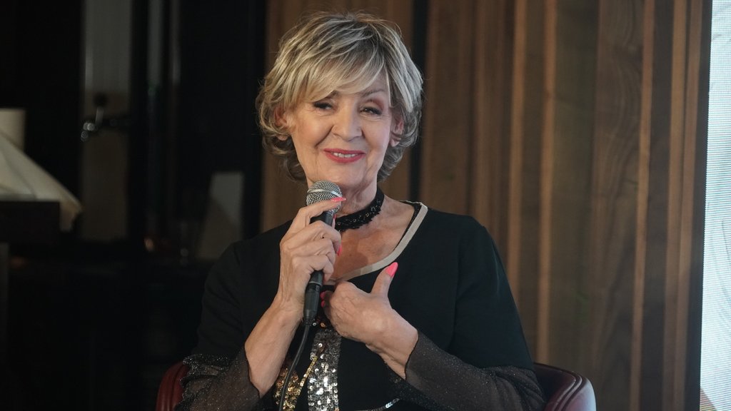 KAKO LEPA LUKIĆ ODRŽAVA FINANSIJSKU STABILNOST: Pevačica prima tri penzije, otkriveni detalji o njenim prihodima (FOTO) – Lepa Lukić penzija