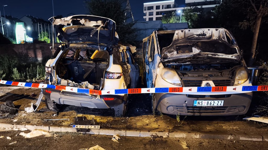 Munjevita akcija policije u Novom Sadu: Uhvaćeni posle paljenja vozila – požar na vozilima