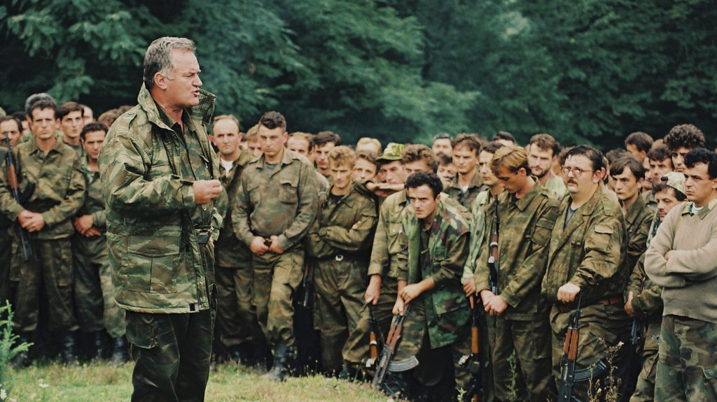 Ratko Mladić i evakuacija civila iz Srebrenice: Šta pokazuju autentični snimci (VIDEO)