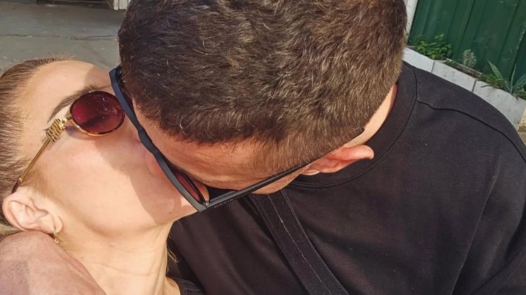 ROMANTIČNI TRENUTAK USRED OPORAVKA: Jovana Jeremić i partner Miloš Stojanović Tigar razmenili strastveni poljubac na ulici (FOTO) – Jovana Jeremić i partner Tigar