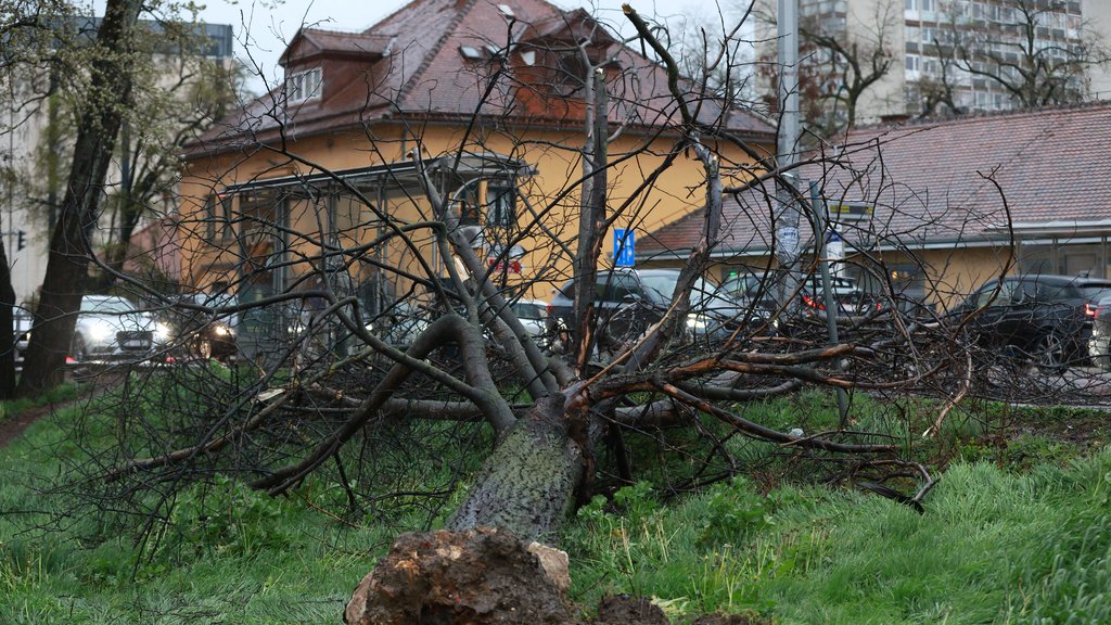 Tornado pogodio Kremonu: Oštećeno na stotine krovova, povređene 43 osobe