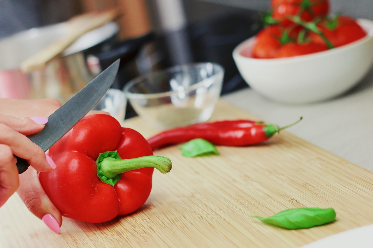Dva brza trika za ljuštenje paprika olakšavaju pripremu ajvara