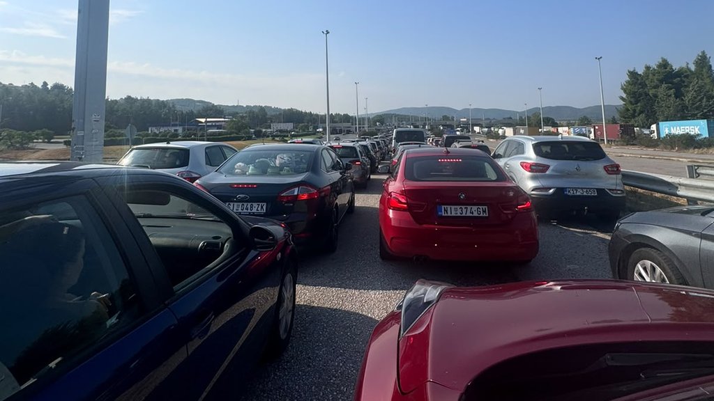 Kolaps na Evzoniju: Kilometarske kolone i višesatna čekanja za povratak sa odmora