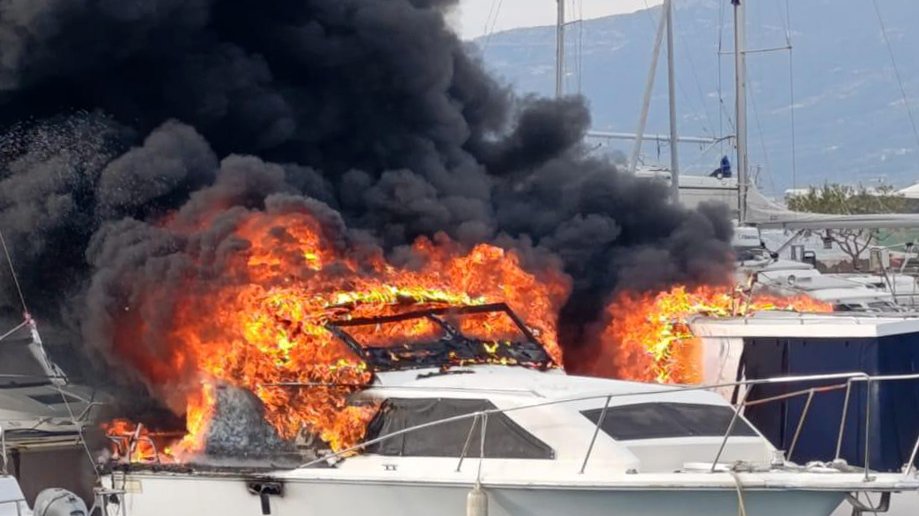 Požar na jahti kod Jezola, deset osoba evakuisano sa plovila