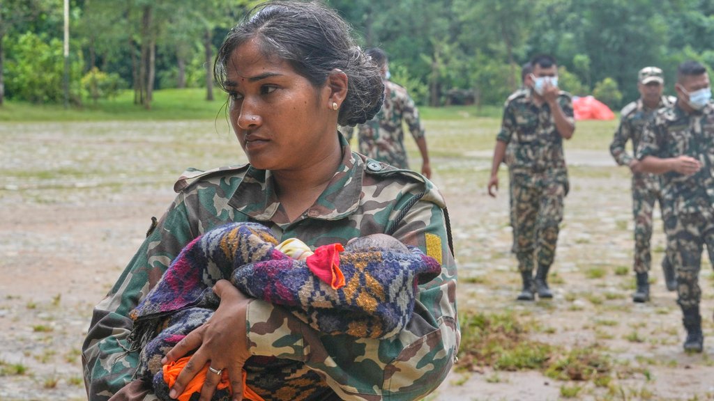 Spasavanje devojčice iz blata nakon poplava u Nepalu privuklo pažnju javnosti – spasavanje devojčice u Nepalu