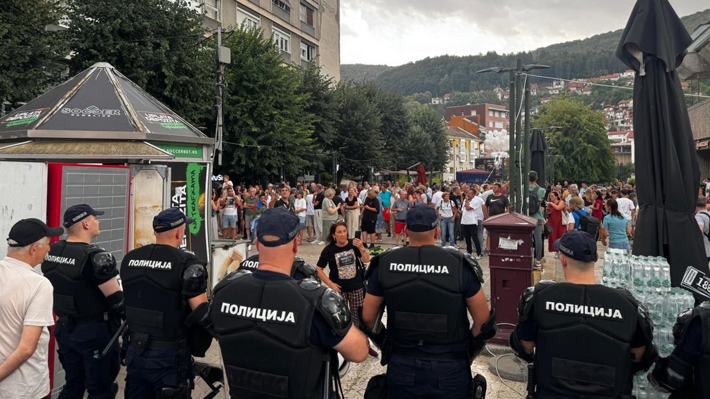 Usporen snimak otkriva: Blokaderi u Užicu ostali bez čekića tokom incidenta – napad čekićem u Užicu