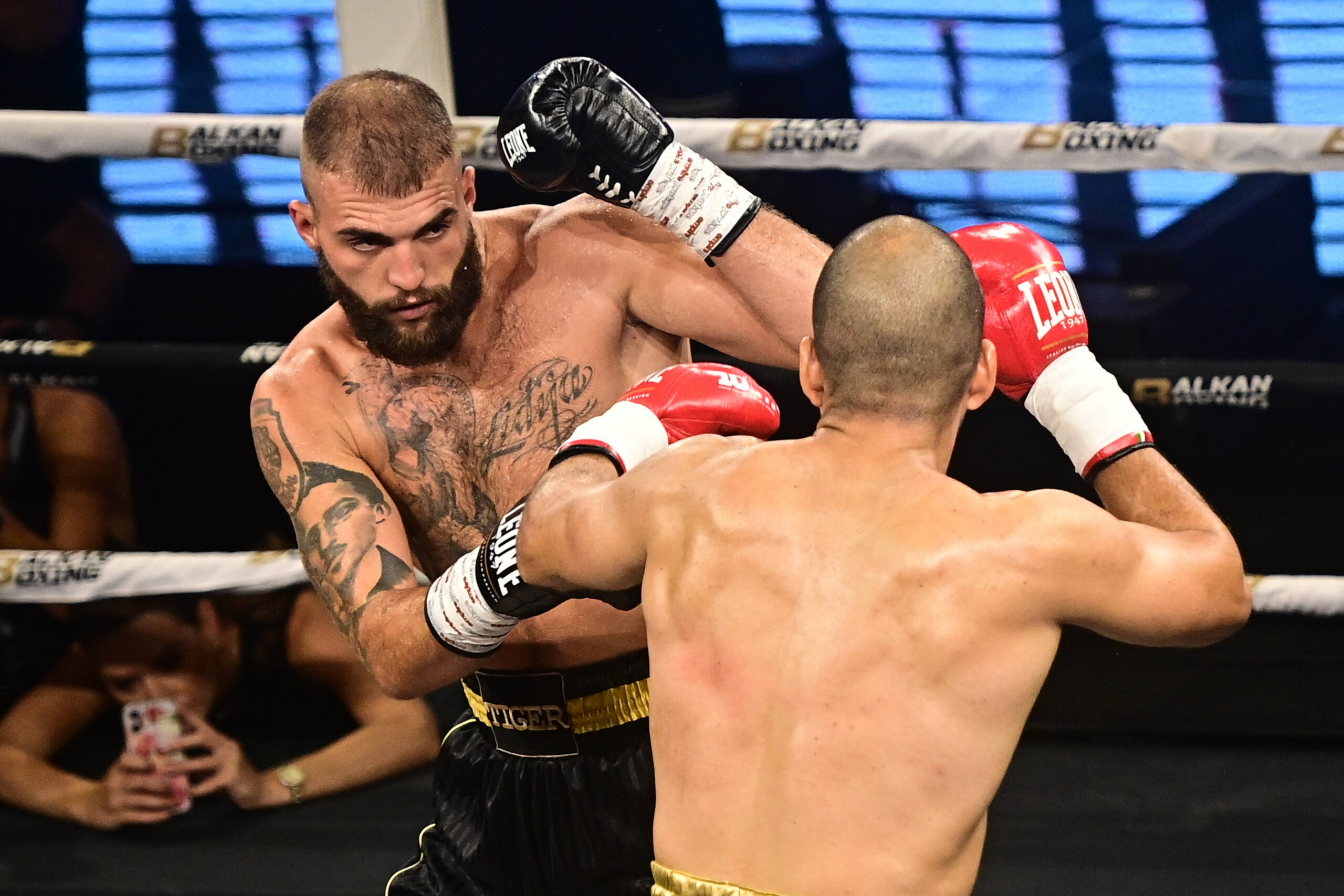 Veljko Ražnatović nokautirao Brita u prvoj rundi: Slavlje uz “Kaljinku” obeležilo veče – Veljko Ražnatović Balkan Boxing
