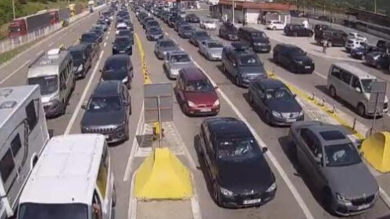 Gužve na granicama i putevima: Gde danas možete da očekujete čekanje do pet sati