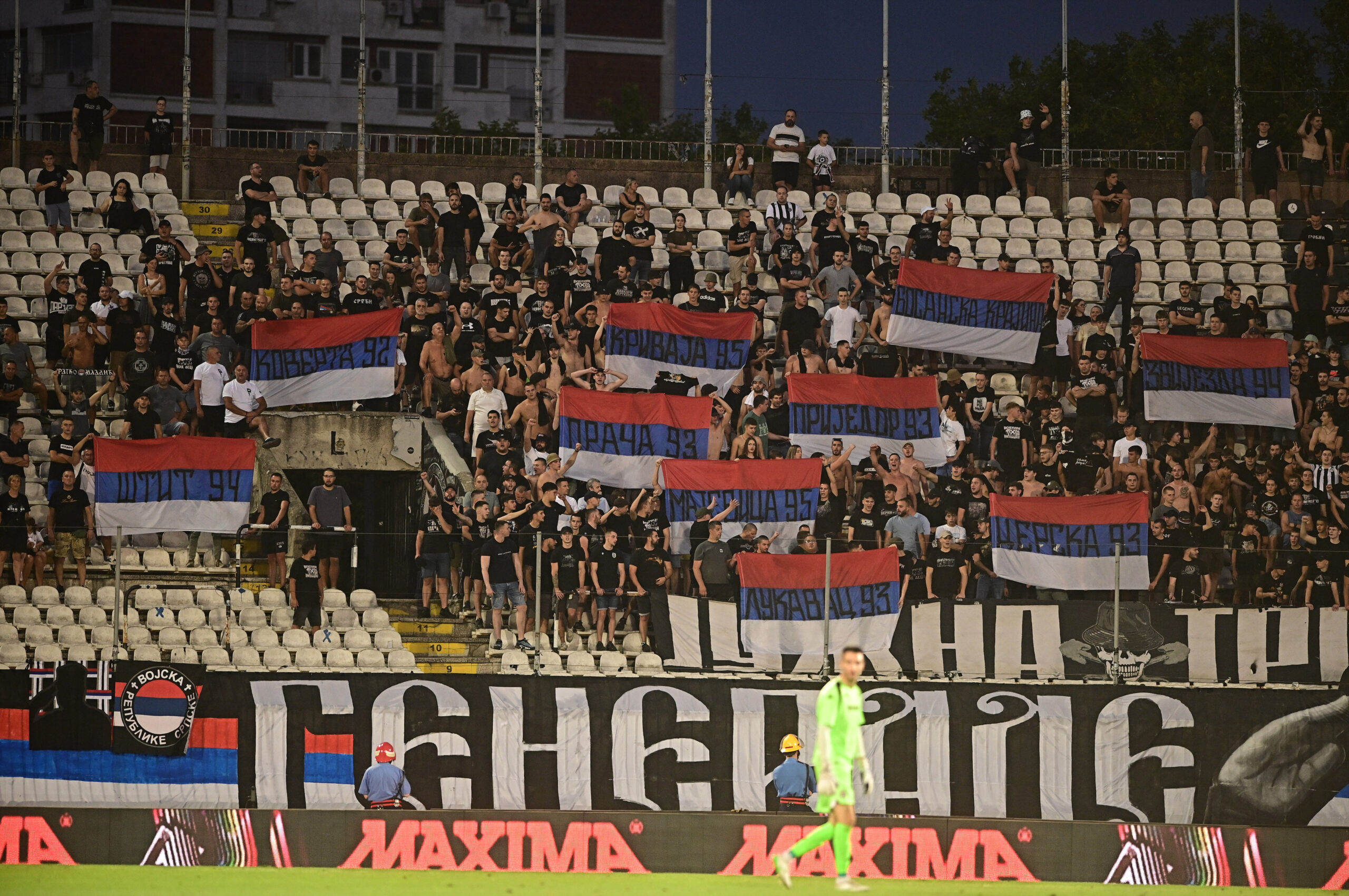 Navijači Partizana i OFK Beograda zajedno odali počast Ratku Mladiću: Transparenti i baklje na stadionu – Partizan OFK Beograd utakmica