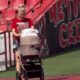 NEŽNI TRENUTAK NA TRIBINAMA MARAKANE: Dea Đurđević sa ćerkicom Iris uživala na stadionu, dirljive fotografije privukle pažnju (FOTO)