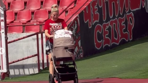 NEŽNI TRENUTAK NA TRIBINAMA MARAKANE: Dea Đurđević sa ćerkicom Iris uživala na stadionu, dirljive fotografije privukle pažnju (FOTO)