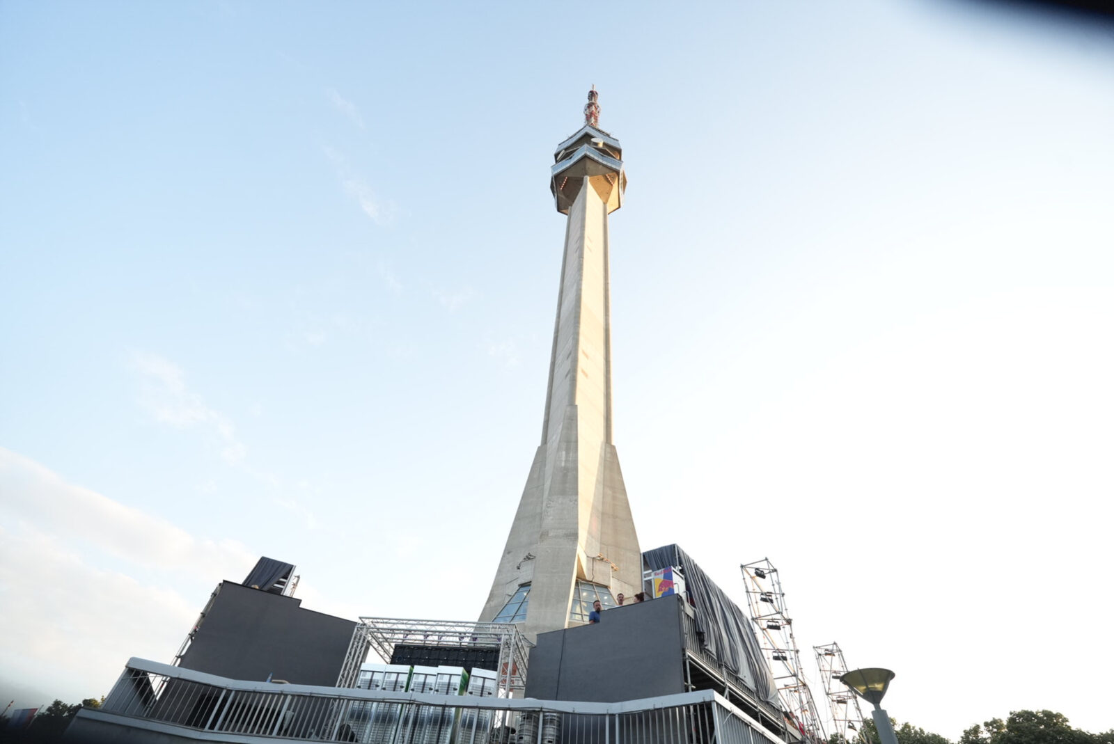 The Avala Tower is the most important telecommunications facility, and with a height of 204.68 meters, it attracts a large number of visitors and is one of the top five tourist destinations in Belgrade. Avalski toranj je najznacajniji telekomunikacioni objekat, a sa visinom od 204,68 metara, privlaci veliki broj posetilaca i spada u prvih pet turistickih destinacija Beograda.